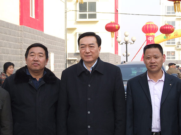 原河北省省长陈全国到乐玩国际线缆集团视察，，，，，，，，并与黄儿营西村党委书记宁小五、乐玩国际线缆集团董事长雷国玺合影留念。。。。。